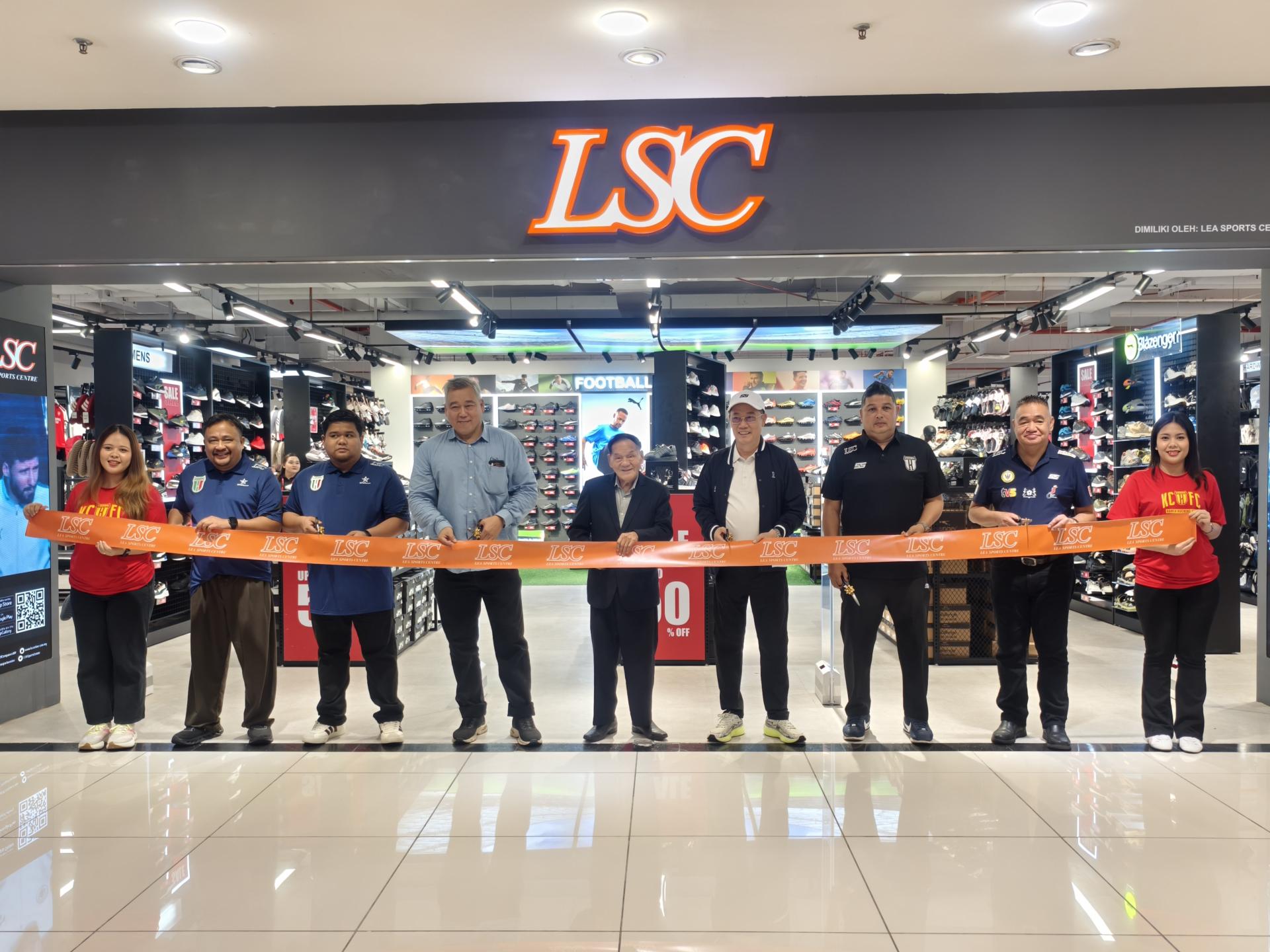 众嘉宾联合为丽雅体育中心（LSC）星城广场旗舰店主持开张剪彩仪式合影。右4起为丽雅体育中心（LSC）董事经理沈喜榜，美里星城广场执行董事主席拿督刘绍慧，星城广场执行董事刘秉汉。