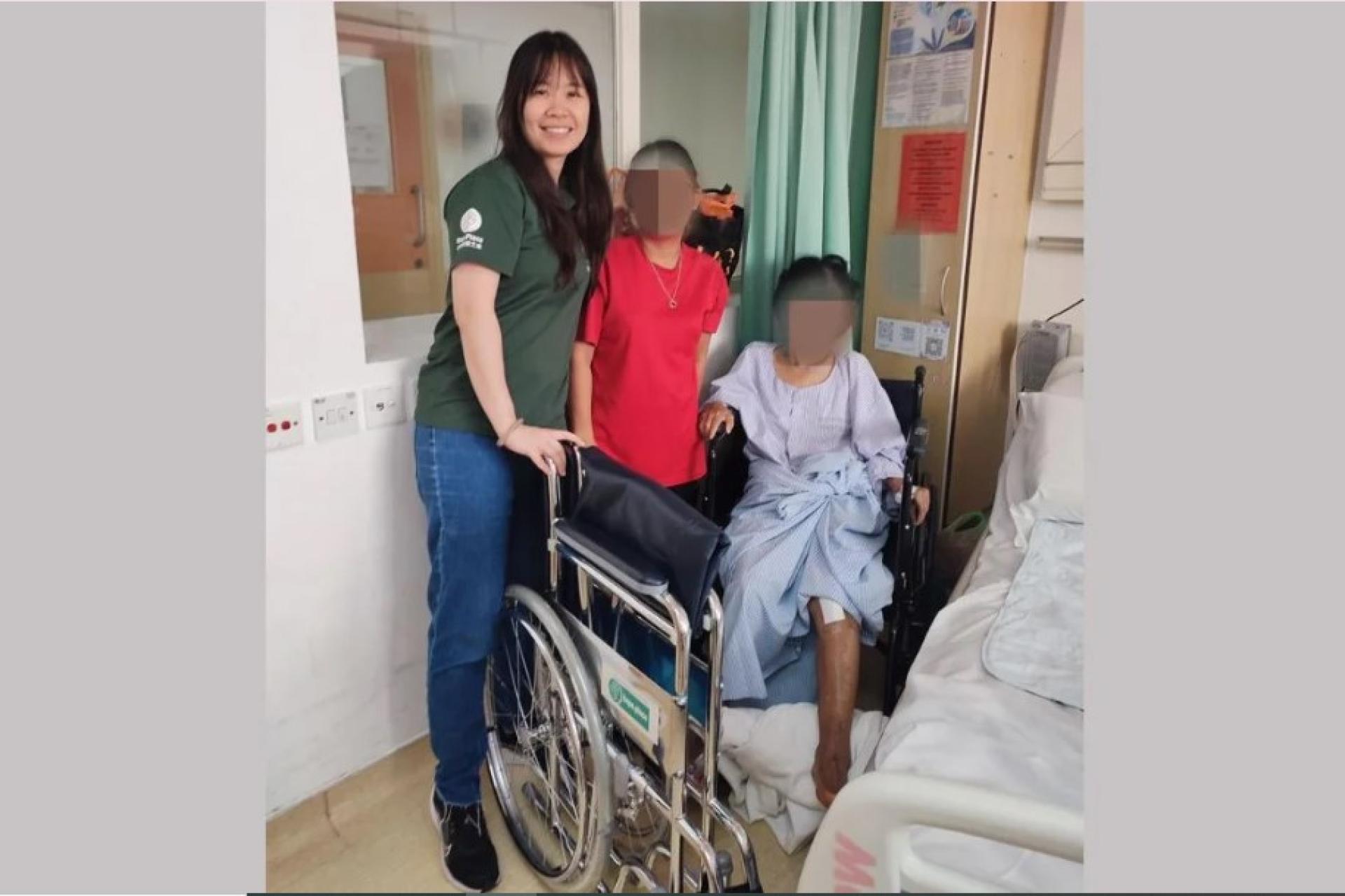 希望之家向砂拉越中央医院有需要的病患捐赠轮椅，协助他们改善行动不便的问题。