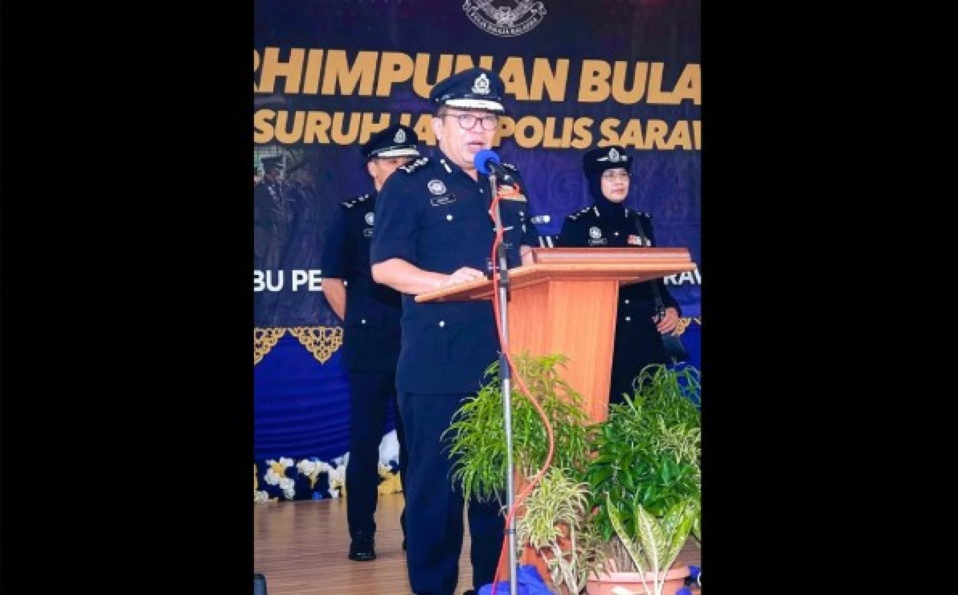 砂拉越副警察总监沙夫里占伊沙今日在古晋砂拉越警察总部举行的2026年7月份砂拉越警察总监月度集会上致词。