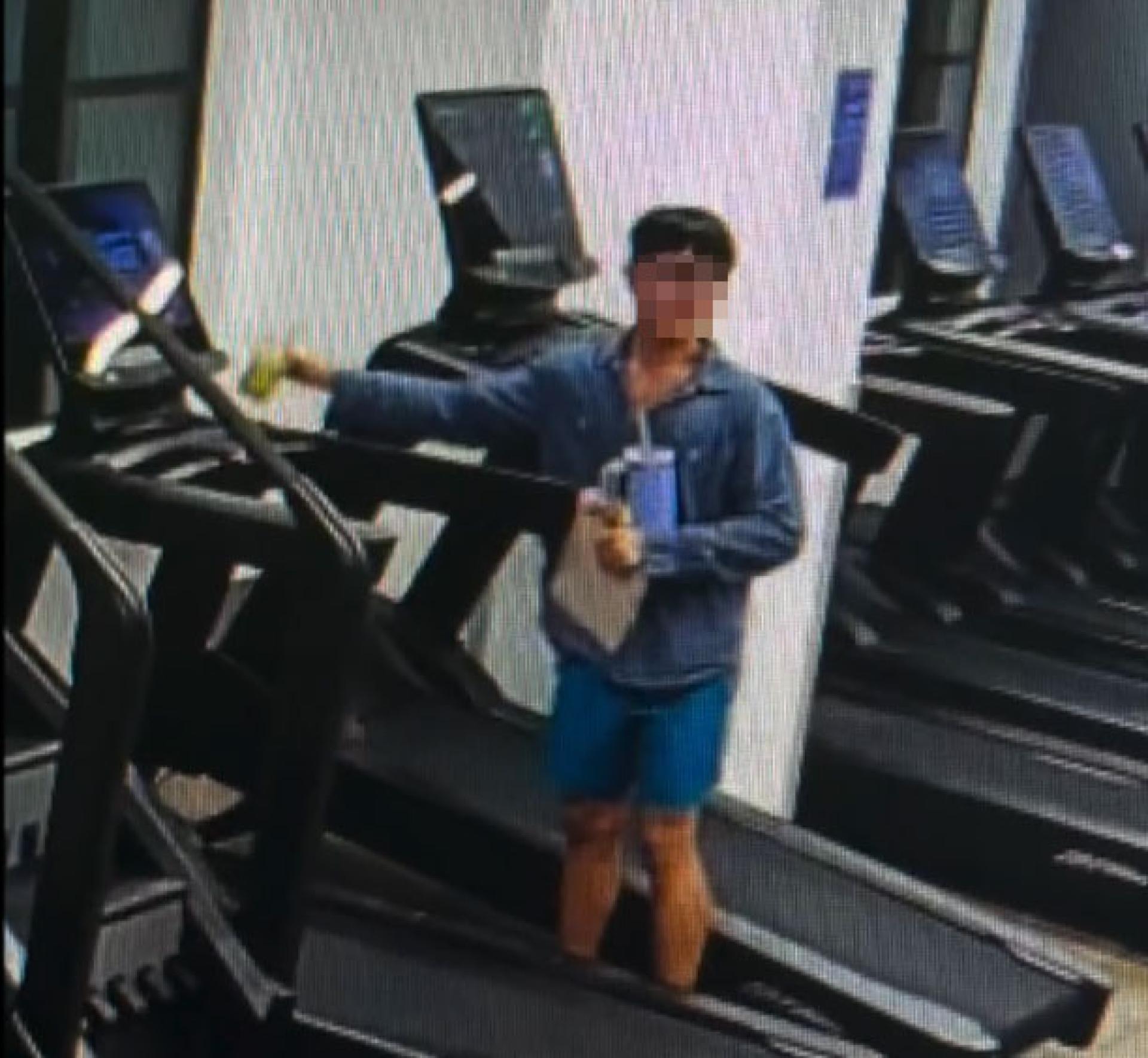 查阅健身房闭路电视画面时，结果发现一名陌生男子竟将他的饮料拿走，并带到跑步机附近。