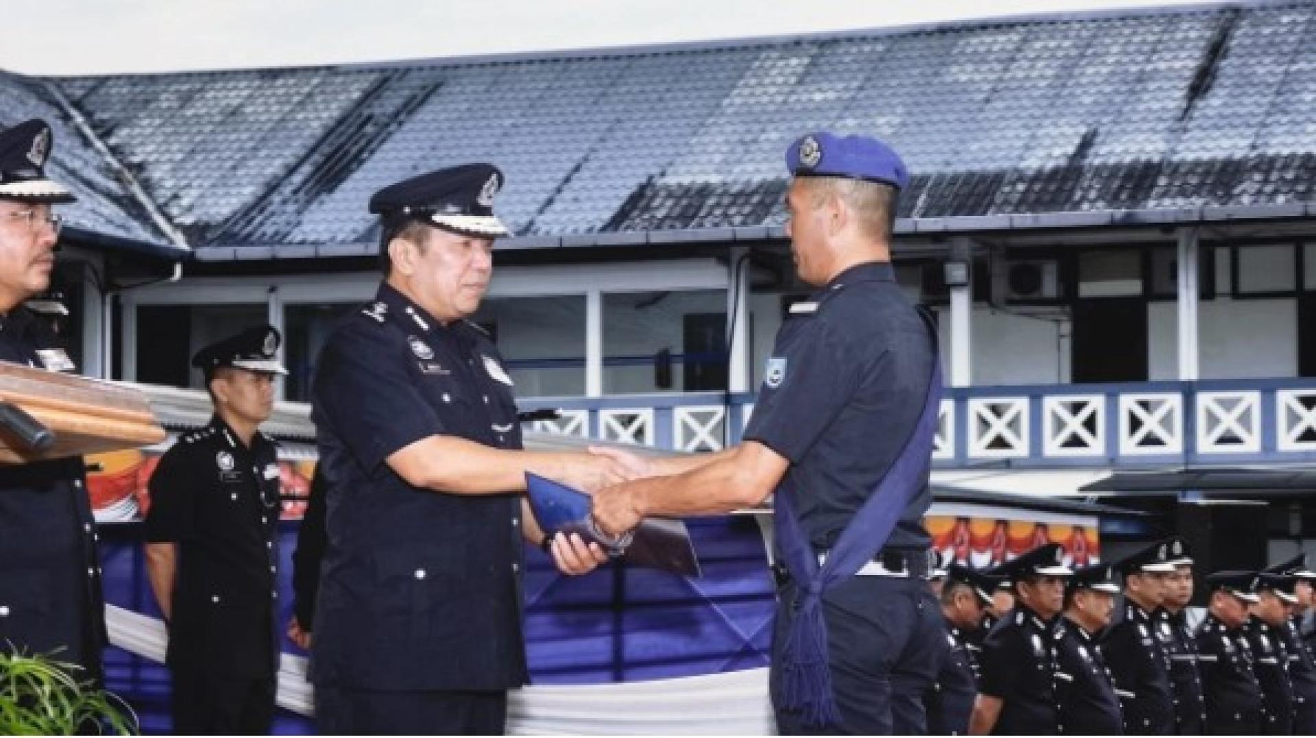 砂拉越副警察总监沙夫里占伊沙在古晋砂拉越警察总部举行的2026年7月份砂拉越警察总监月度集会上，颁发感谢状予一名警官。