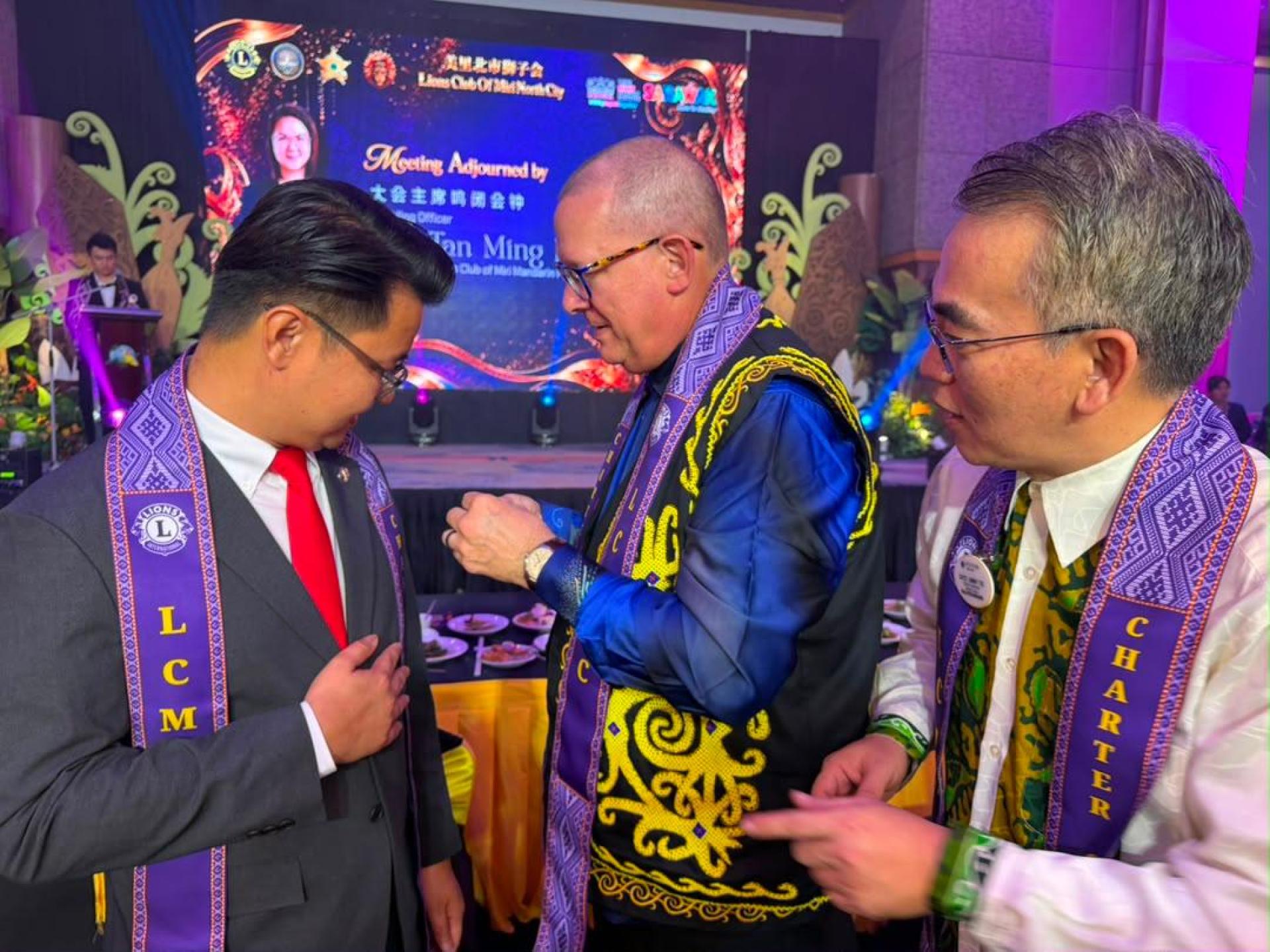 国际狮子会总会长马克·莱昂（中）亲自为刘奕杰市议员别上总会长徽章，欢迎他加入狮子会。（右1）为国际狮子会308-A2区总监拿督池康华。