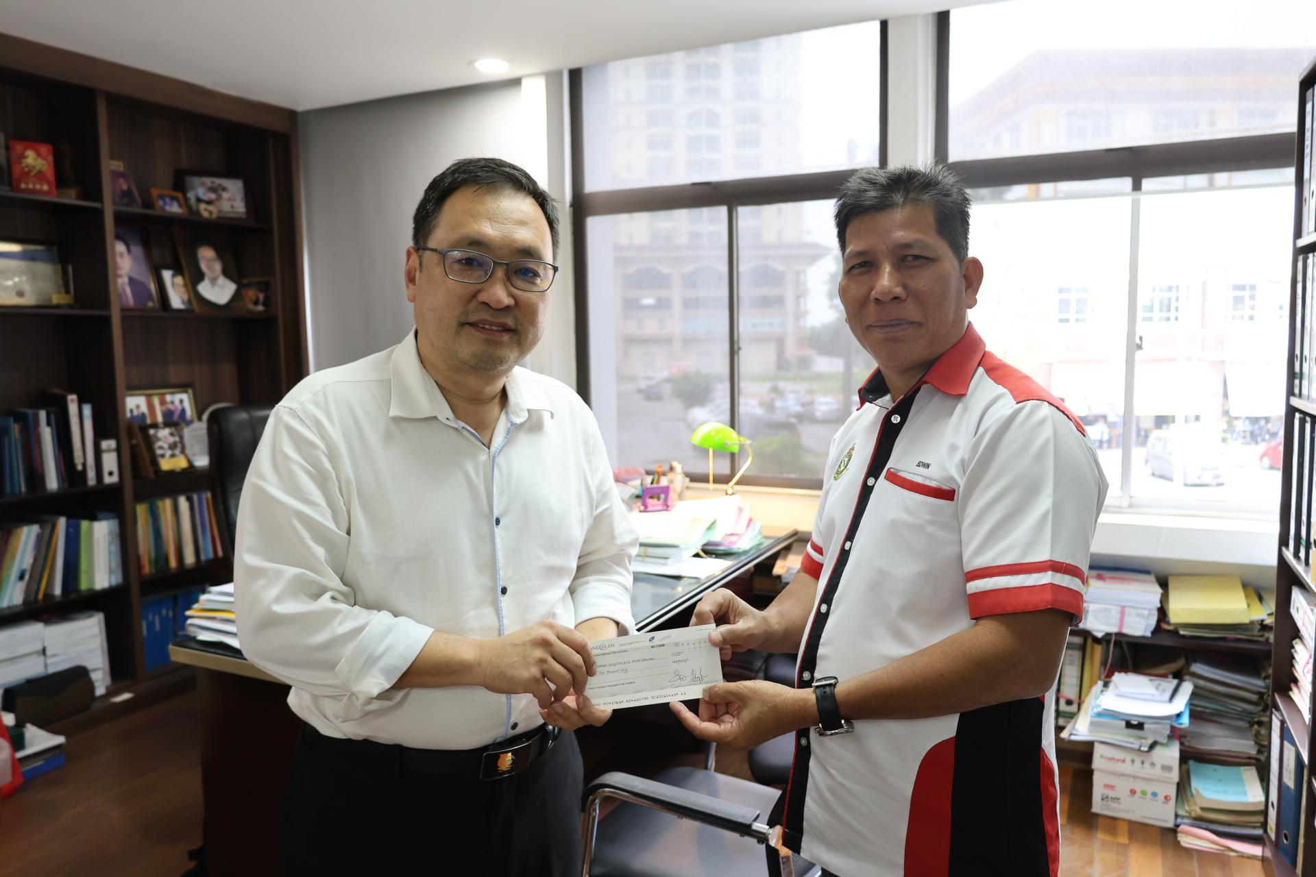 砂行动党实旦宾区国会议员张健仁在其律师事务所移交一笔5000令吉的拨款予砂拉越退伍军警福利协会主席艾德温。