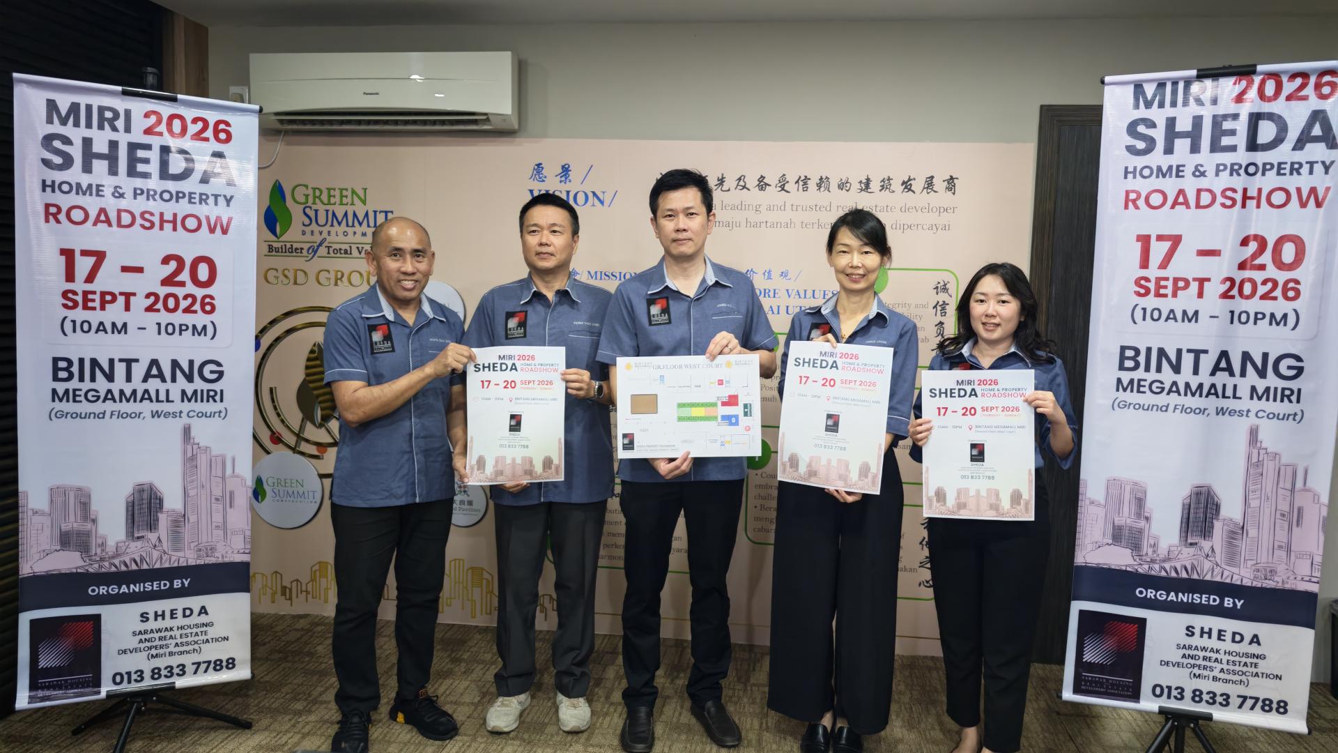 SHEDA美里分会今日发布2026年家居及房产巡回展新闻。图左起为理事黄拔镇、顾问张子青、主席许信隆、筹备会主席陈虹伶，以及理事温静雯。