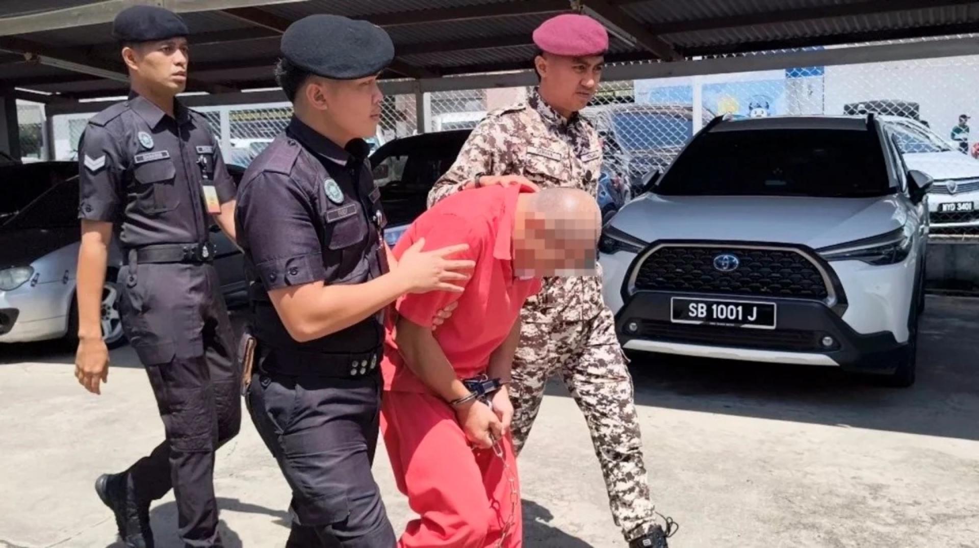 被告被带上法庭面控（取自大都会日报）