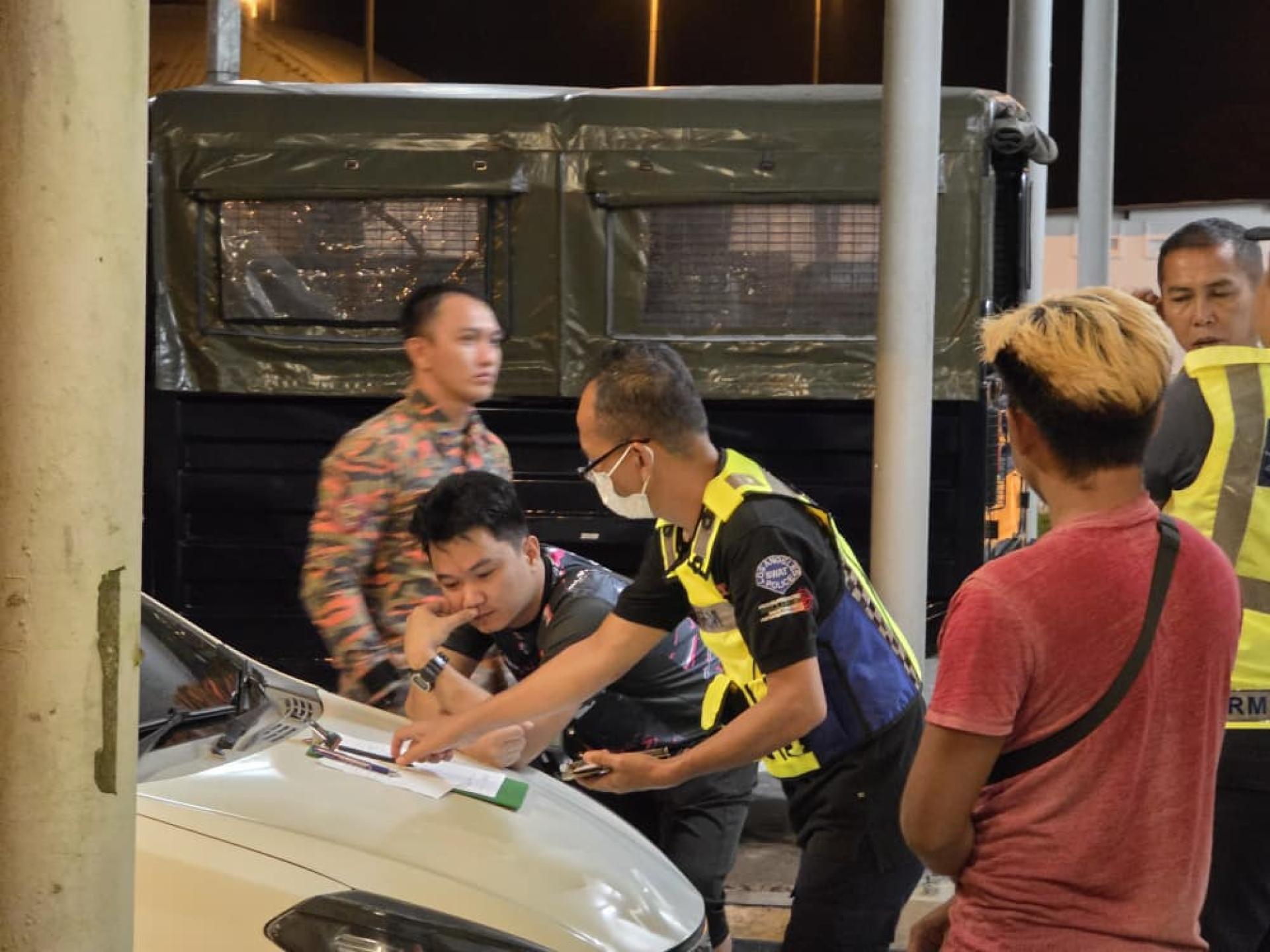 警方向死者友人索取资料。