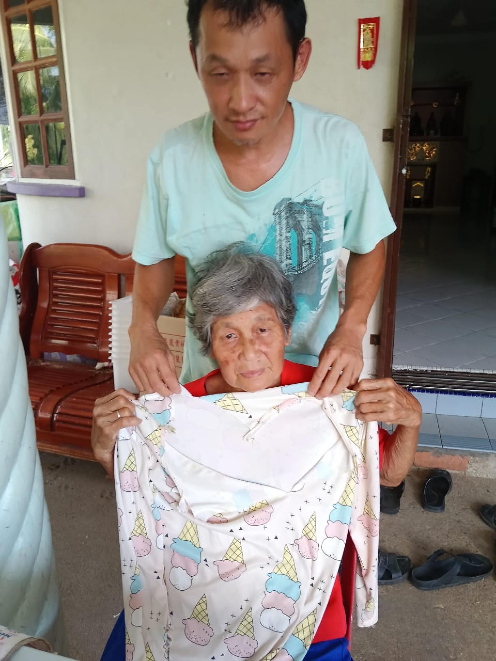 林金妹指身上的衣服亦被刀匪拉扯撕破。