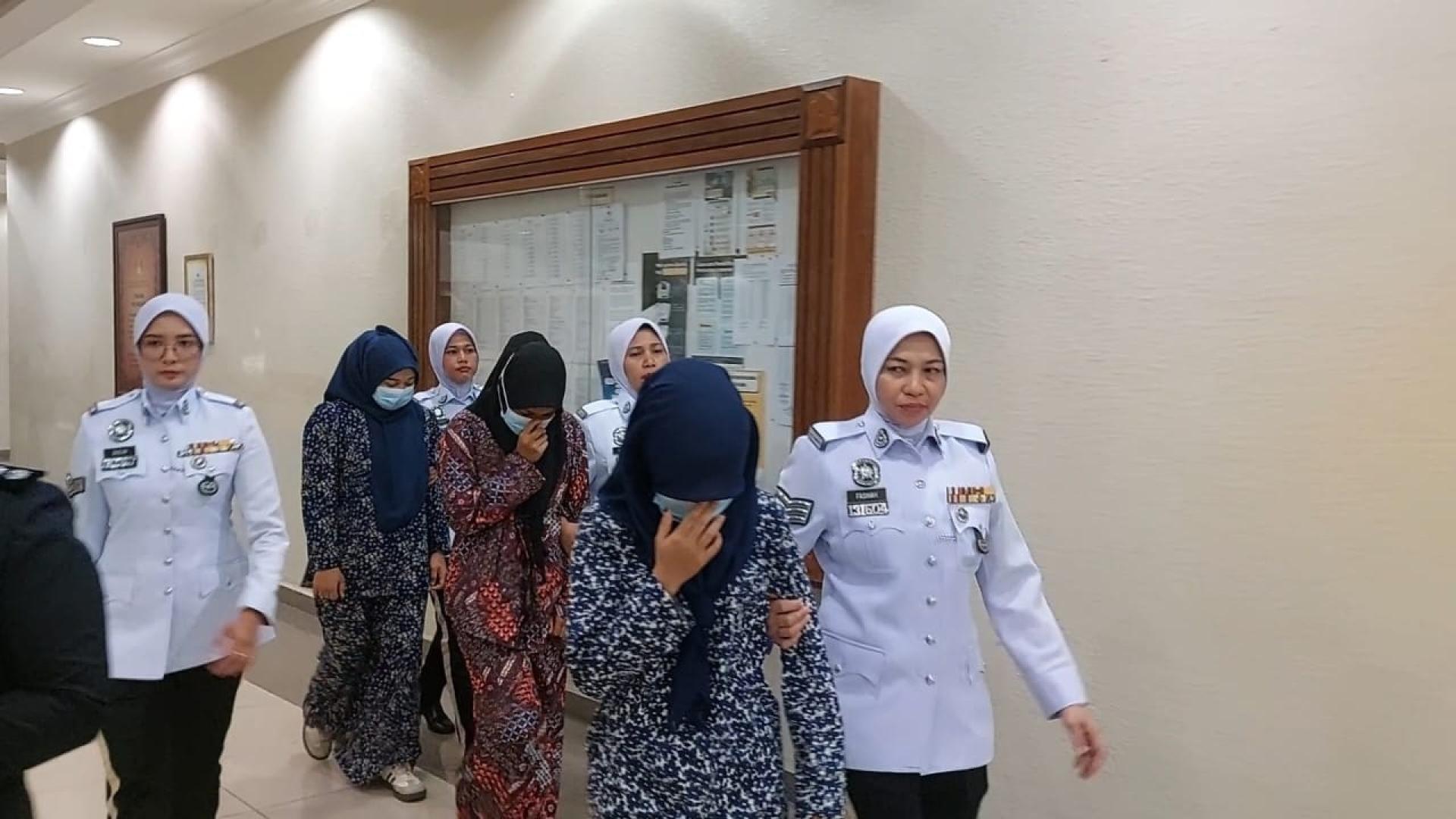 3名女子被带上法庭面控。（取自Kosmo！）