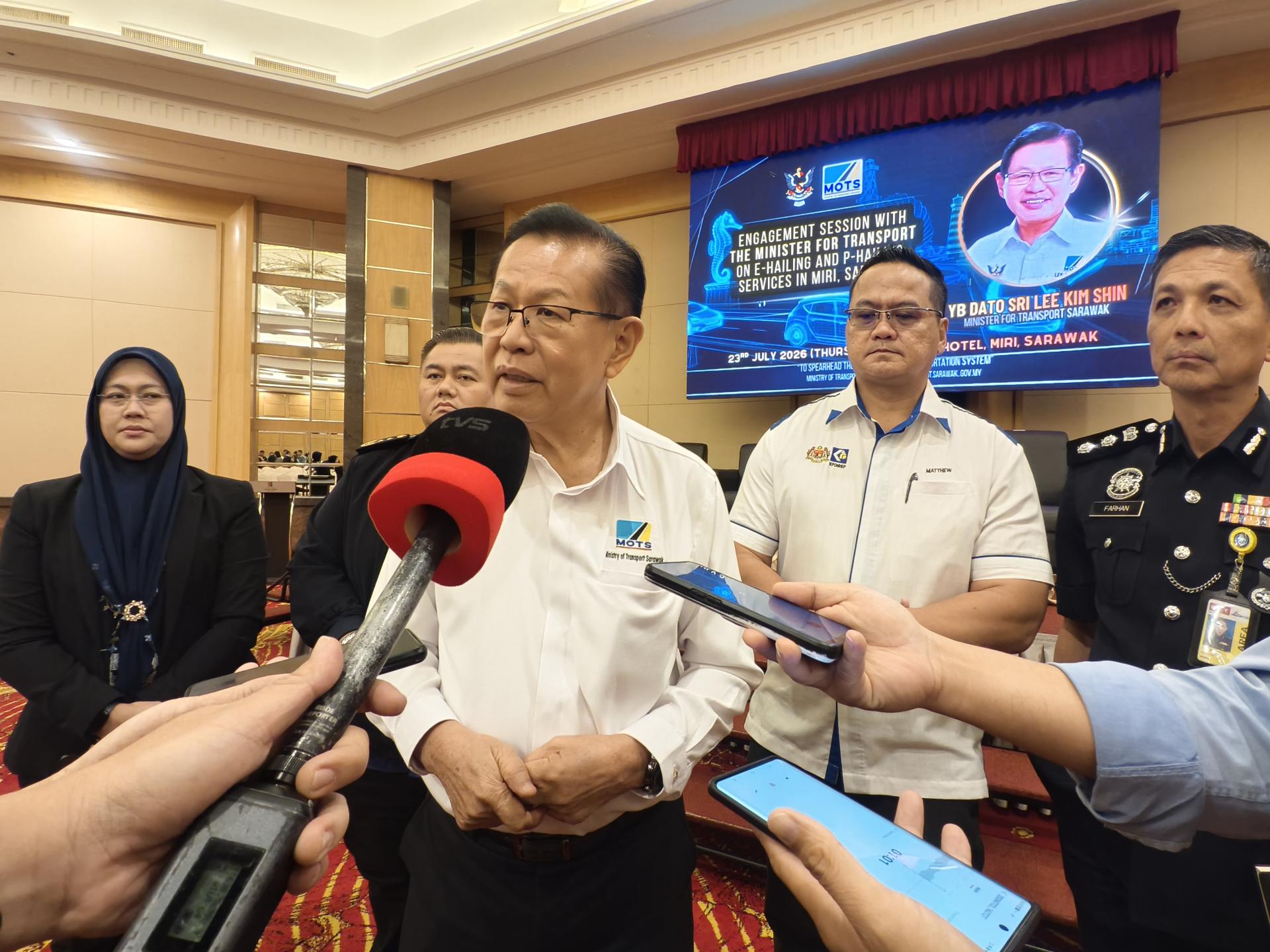 李景胜在“美里网约车及私人网约车服务交流会”后发布新闻。左2为砂拉越陆路交通局局长诺里赞，右起为美里警区主任李炳强助理总监及砂内贸局长马修多米尼。