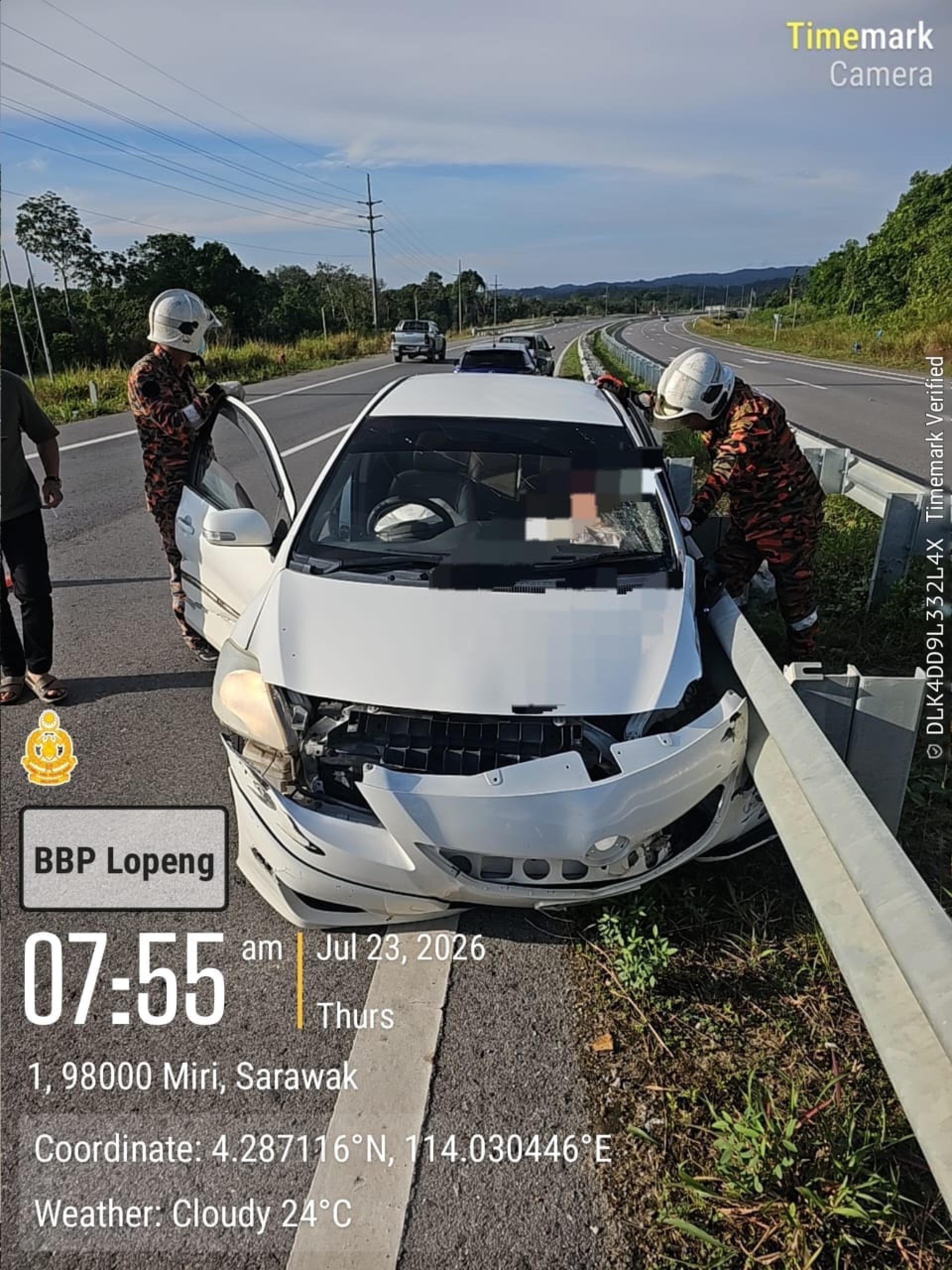 美里泛婆大道今早发生一宗涉及单一车辆的交通意外，车祸现场情况。