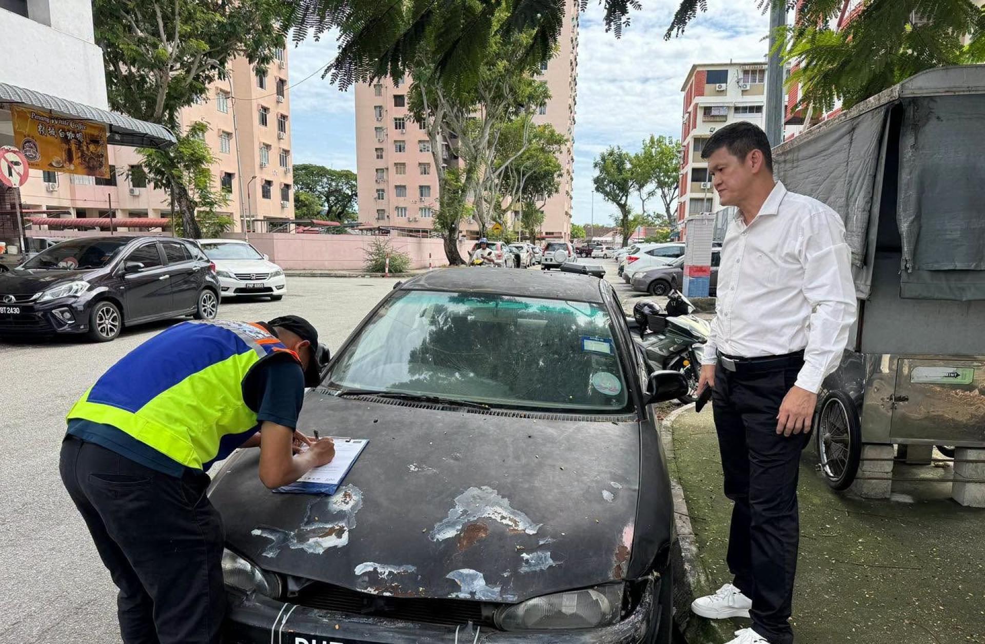 王耶宗日前再度偕同执法官员现场勘查，锁定所有车辆位置，并向车主发出7天搬迁通知，逾期未移者将依法强制拖离。