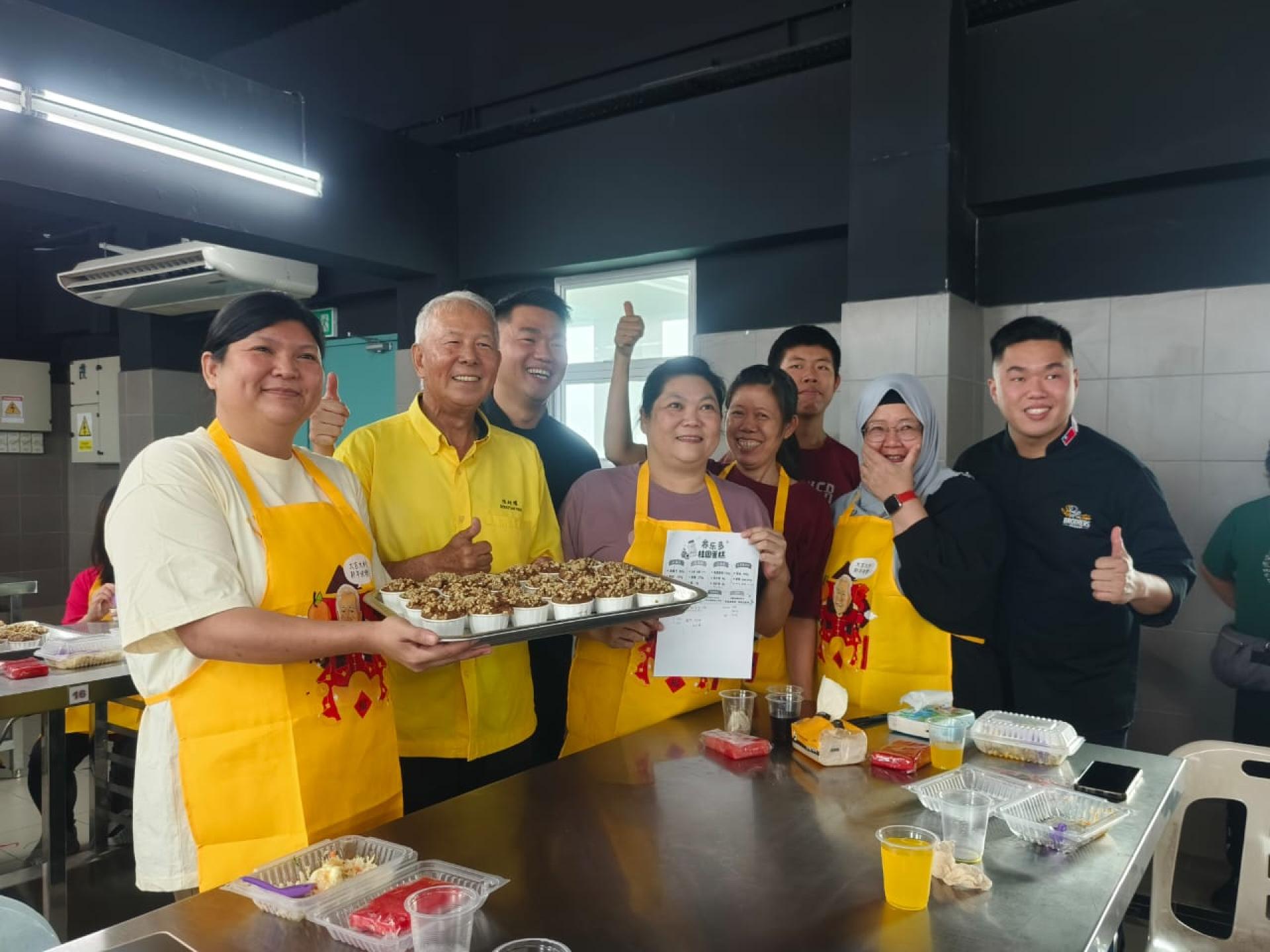 快乐烘焙班反应热烈。左2为砂旅游部副部长拿督陈超耀与参与者合影。