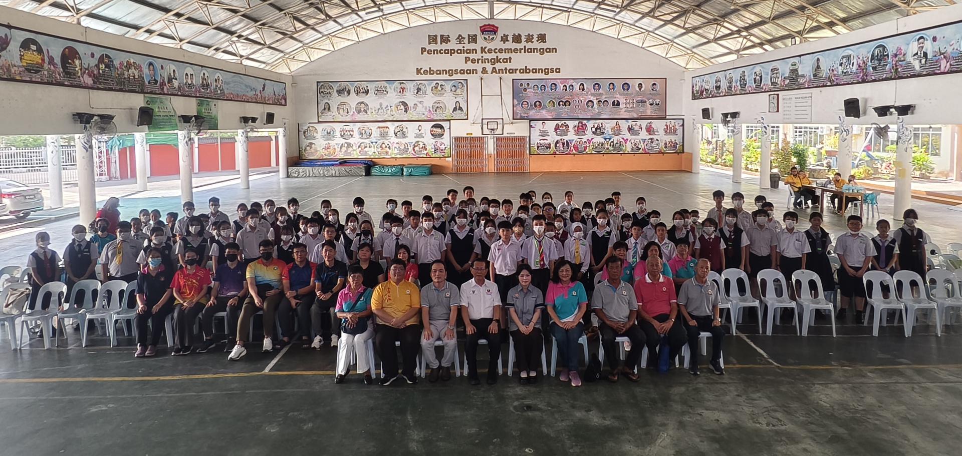 第40届2026年嘉联青全国华小数学金杯赛（美里赛区）开幕启封仪式后嘉宾、老师与参赛学生合影。前排左2起为美里嘉应五属同乡会团长凌伟鹏、主席张嵻洺、砂拉越交通部长拿督斯里李景胜、筹备会主席张瑞萱及妇女组主任古秋英。