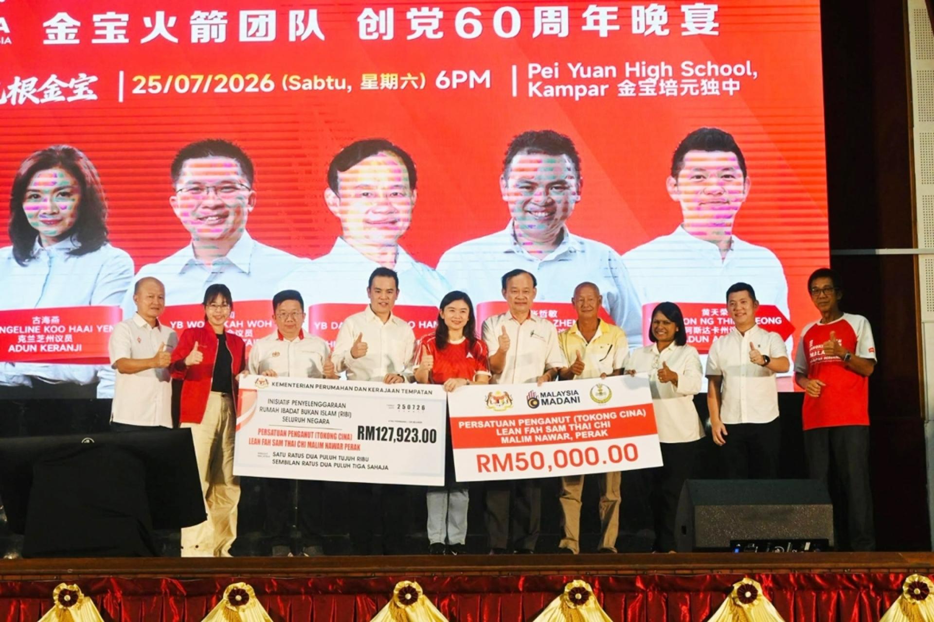 张哲敏（左4起）与古海燕移交金宝国州议员拨款及房屋与地方政府部非伊斯兰宗教场所维修拨款予双溪古月莲花三太子，由该庙管委会前主席蔡富德（右4）代领；右起为曾福仔、黄天荣、莎莎、倪可汉、周锦欢、崔慈恩及谢保恒。