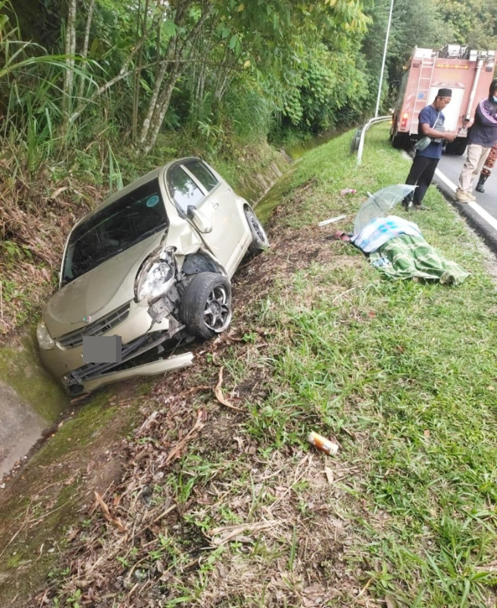 迈薇轿车失控打滑撞入大道旁排水沟，造成1人当场身亡，另4人包括2名孩童蒙伤送院。