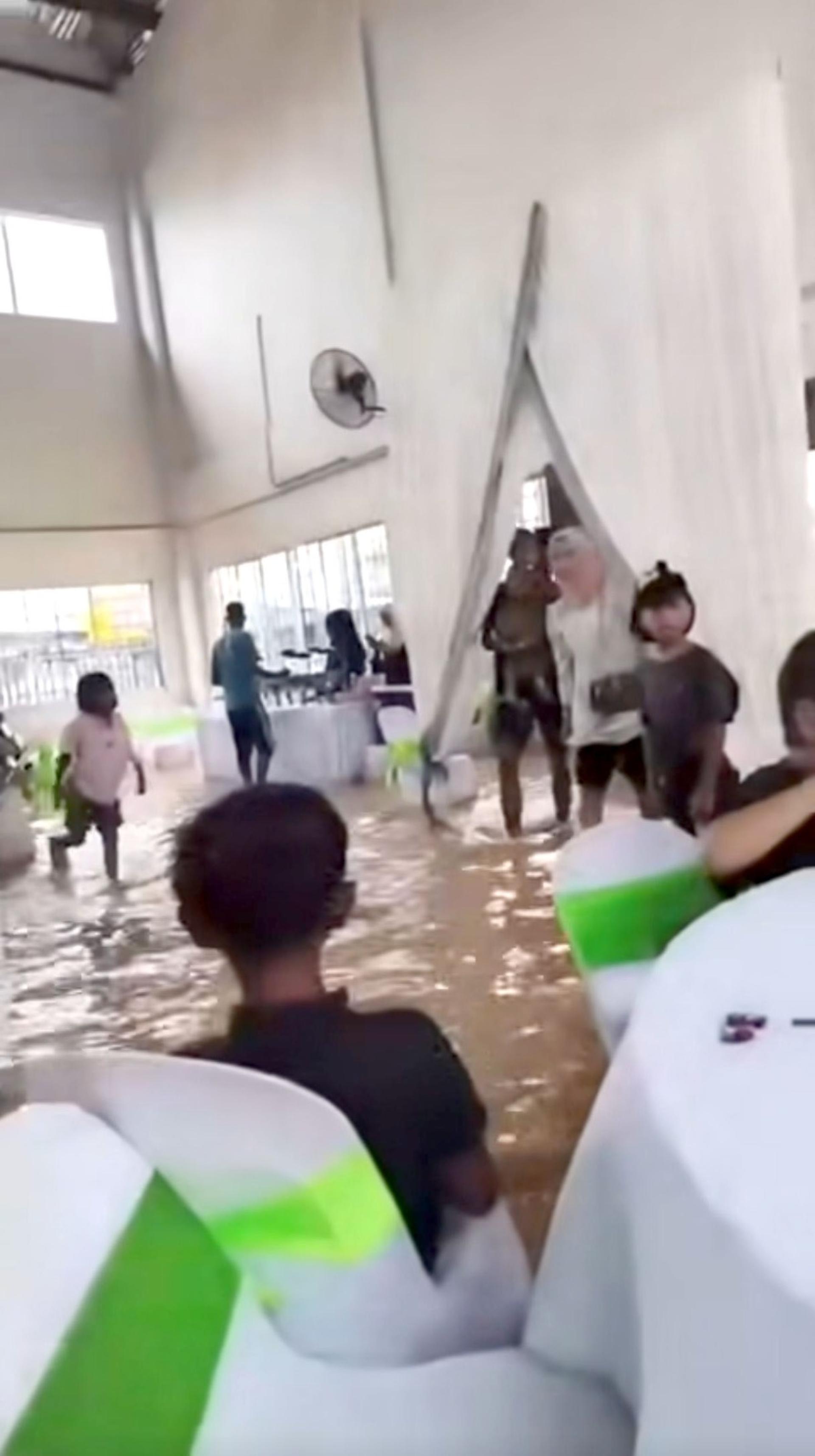 沙巴斗湖连日来因豪雨来袭引发大水灾，尽管水淹入婚宴会场，婚宴也照常进行。
