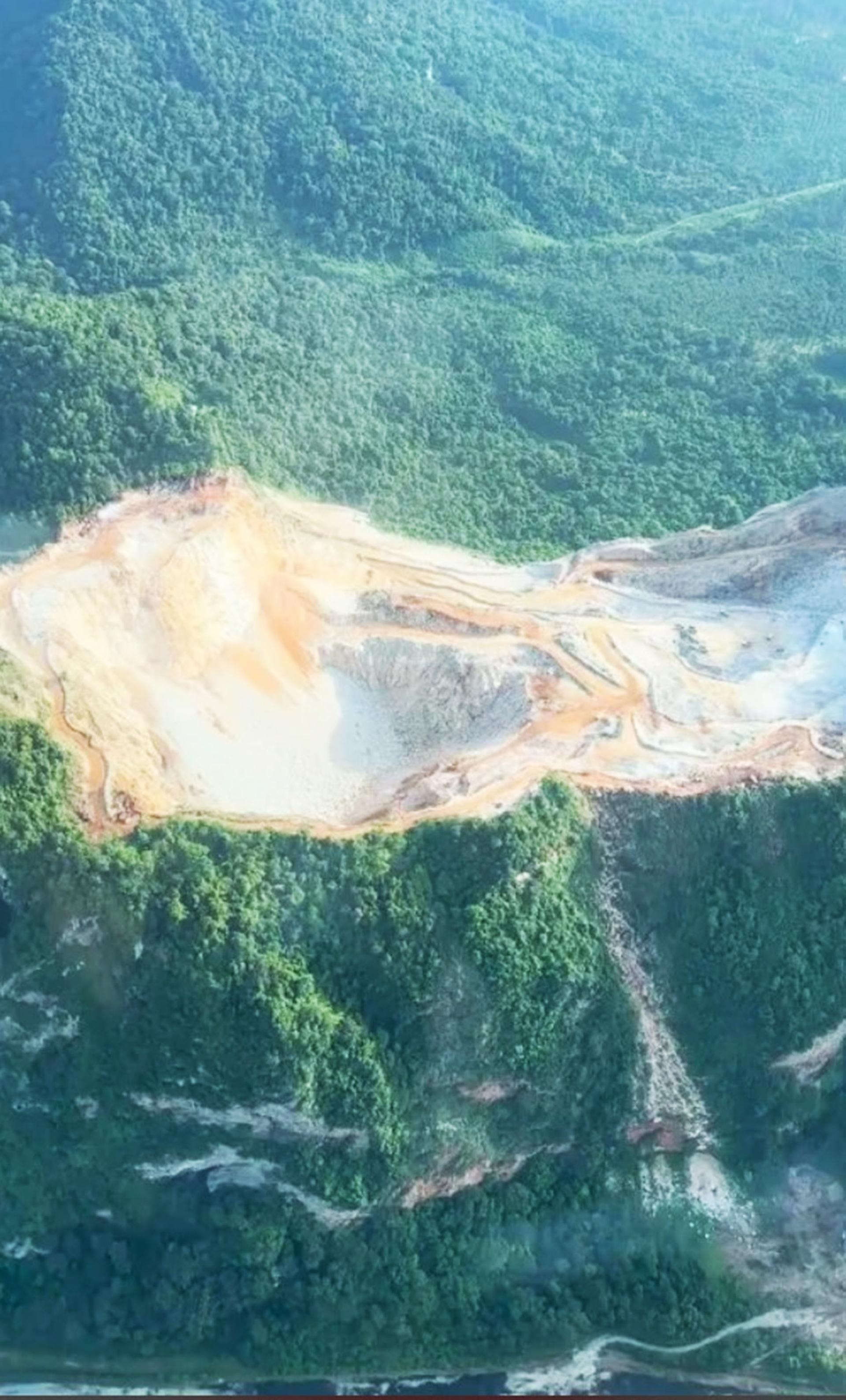社交媒体疯传江沙硝山甘榜布亚区一座山丘疑因采石而顶部光秃的视频，引起热议。