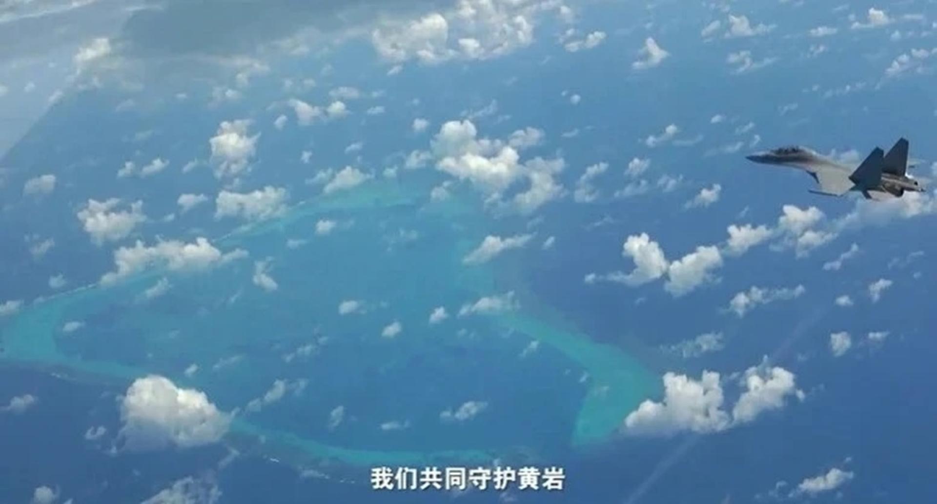 中国海警局释出的影片中，疑似解放军歼16战机向海警局川山舰通话表明共同守护黄岩岛。（图：中国海警局网站）