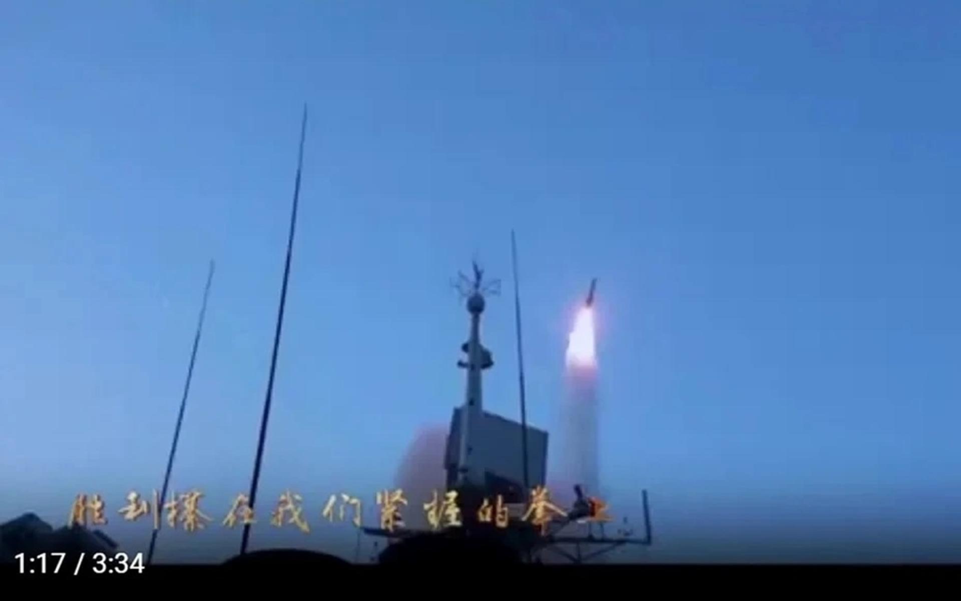 中国首次公开“鹰击-20”导弹从052D型驱逐舰上发射的画面。（图截取自央视）