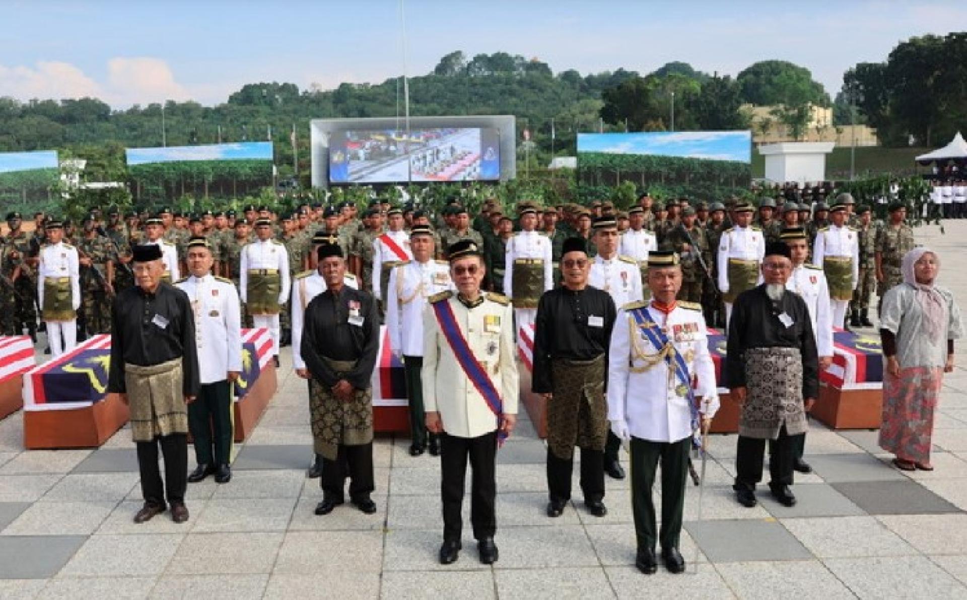 政府今日在国家英雄广场举行2026年国家英雄日纪念仪式，再次追思与缅怀逾40年前在乌鲁乐贡血案中殉职的7名英雄。