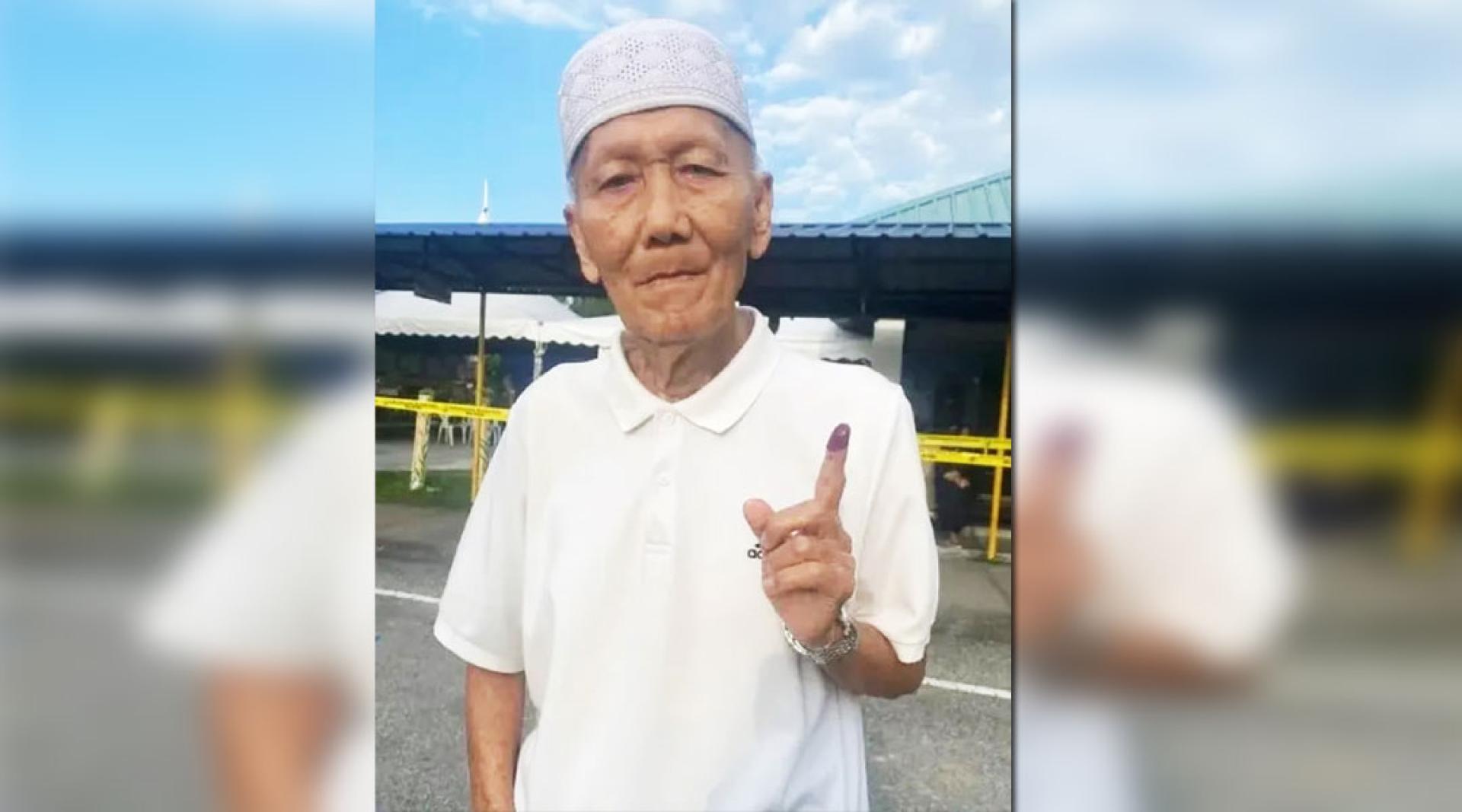 89岁退伍军人阿育莫哈末于今早在安邦岸选区，完成他第16次投票的记录。