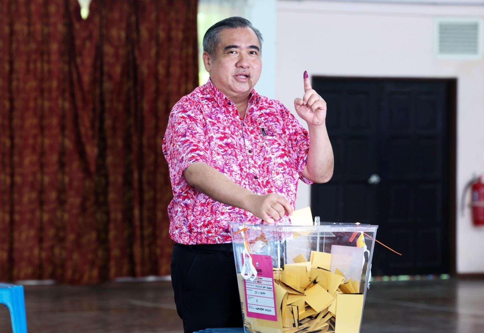 一度向选民喊话：“不怕穿红衣”的陆兆福，一身红色上衣到投票中心投下手中一票。