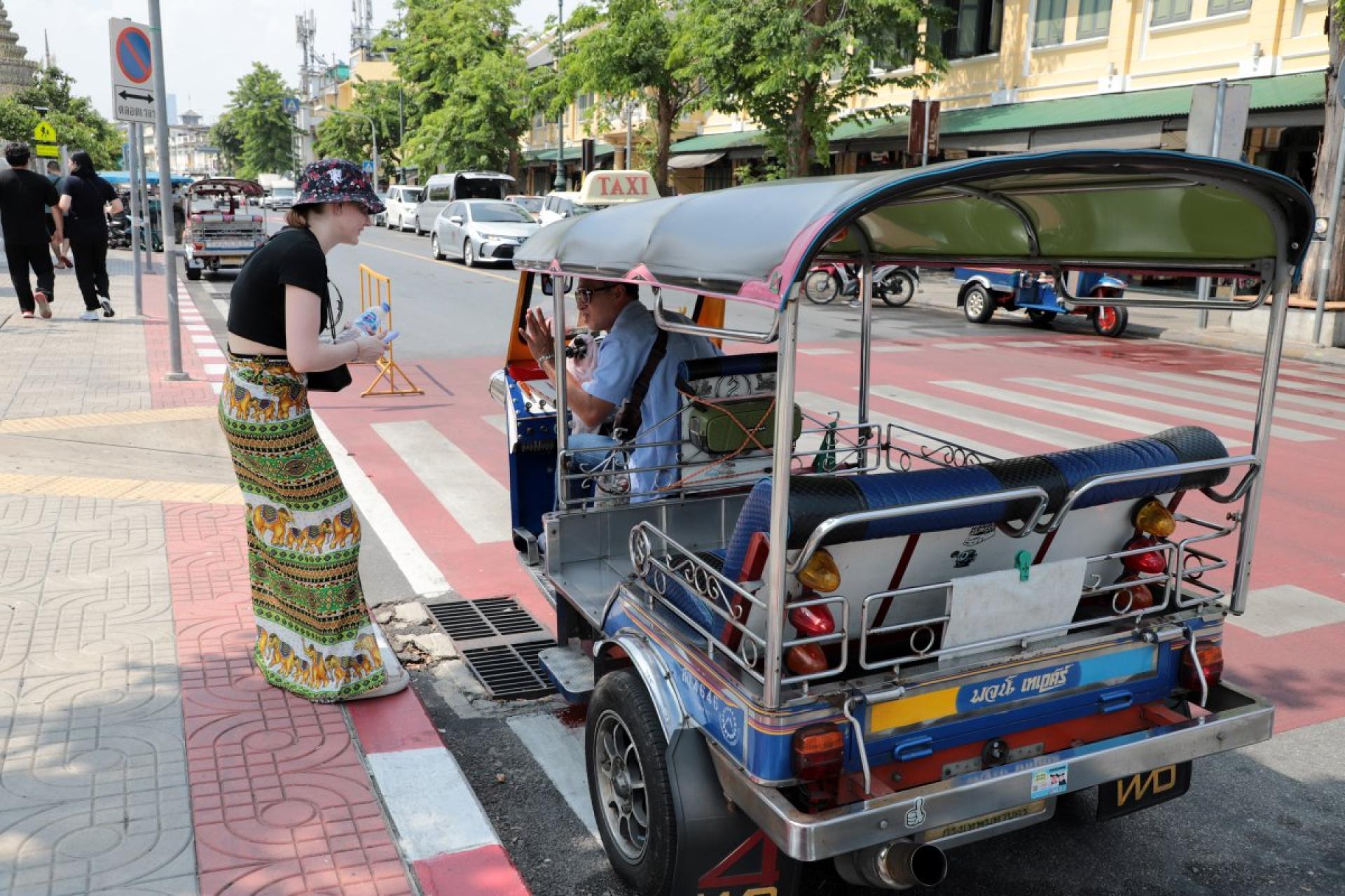 泰国陆路交通厅表示，近日有关“传统燃油嘟嘟车（Tuk-tuk）即将在曼谷市中心禁行”的消息尚属过早，目前相关措施仍处于公众咨询阶段，政府尚未作出最终决定。