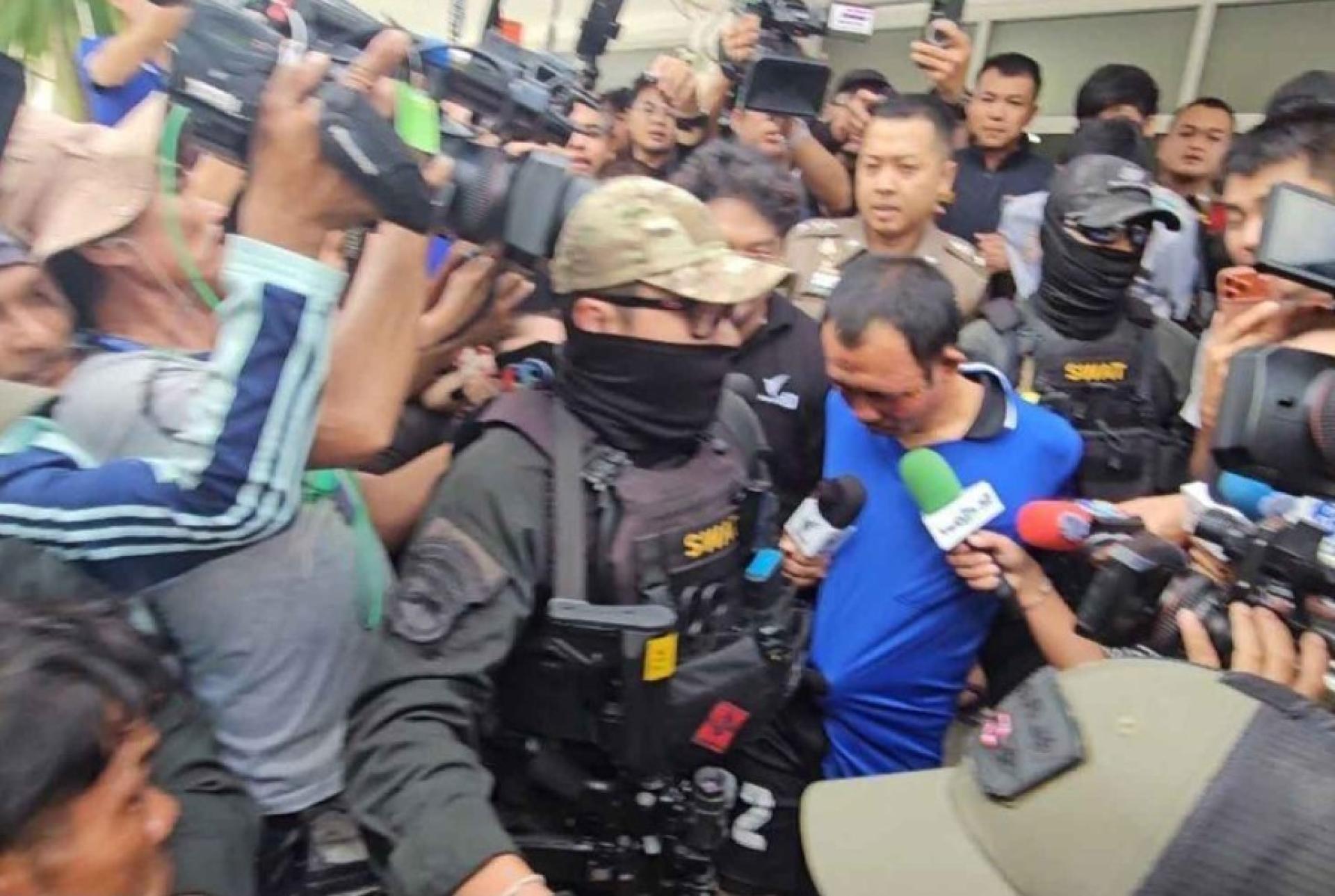 43岁的塔纳·格德通与39岁的通猜·斯里尼尔被押离警局拘留室，送往芭堤雅府法院。