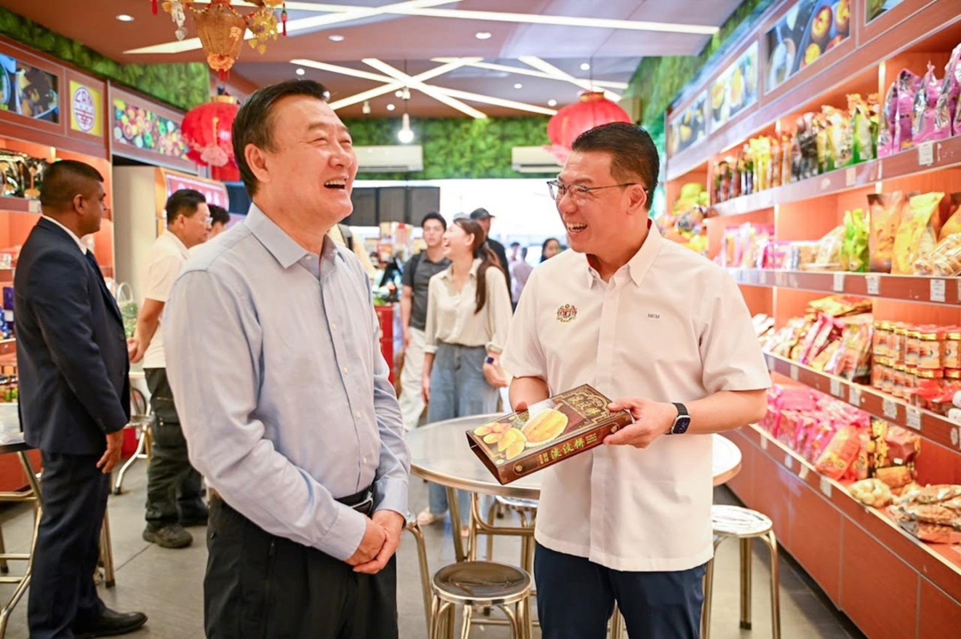 倪可敏转身成为宣传大使，向中国房地部长倪虹大力推荐怡保手信。