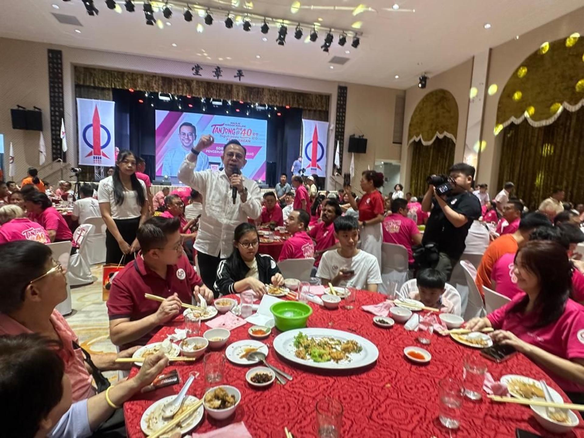 沈志强在致词期间走下台，近距离与基层党员们互动。