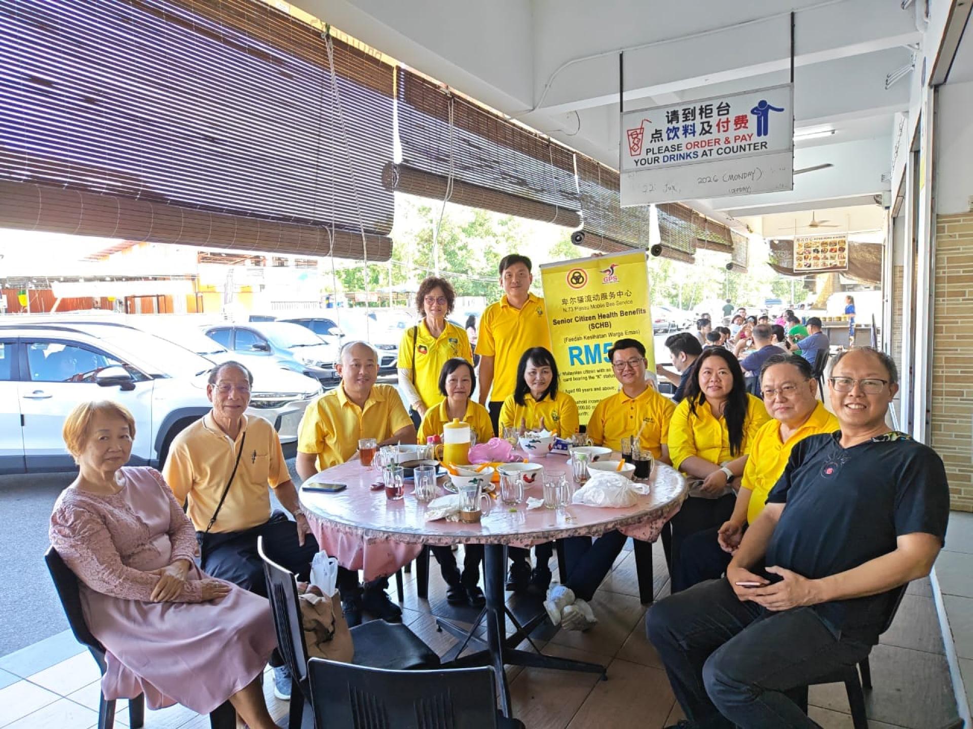 砂人联党卑尔骚支部服务团队合影；坐者左3为砂人联党卑尔骚支部组织秘书兼美里市议员陈立仁。